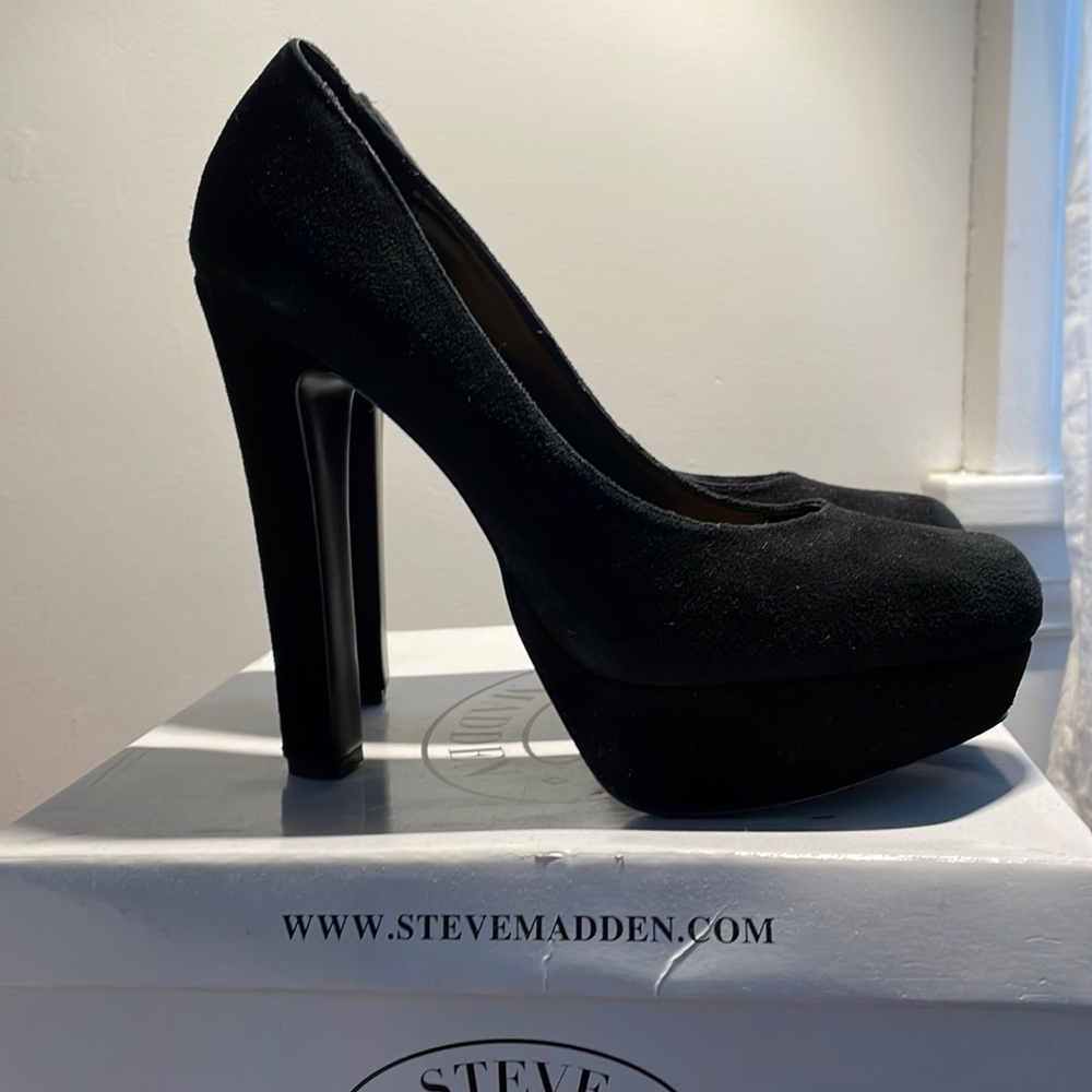 Black suede heels for a fun night out! Only worn once!